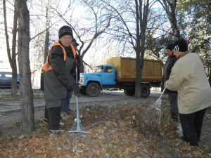 Комунальники Токмака продовжують боротись з наслідками листопаду